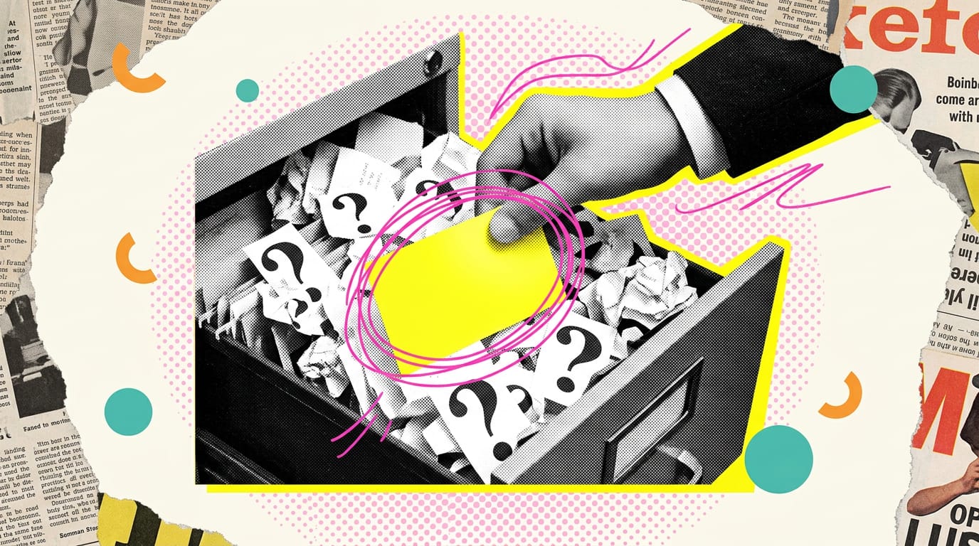Collage pop-art: una mano in bianco e nero estrae da un cassetto pieno di punti interrogativi un solo foglietto giallo, circondato da scarabocchi fucsia.